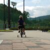 息子が自転車を漕ぐ後ろ姿