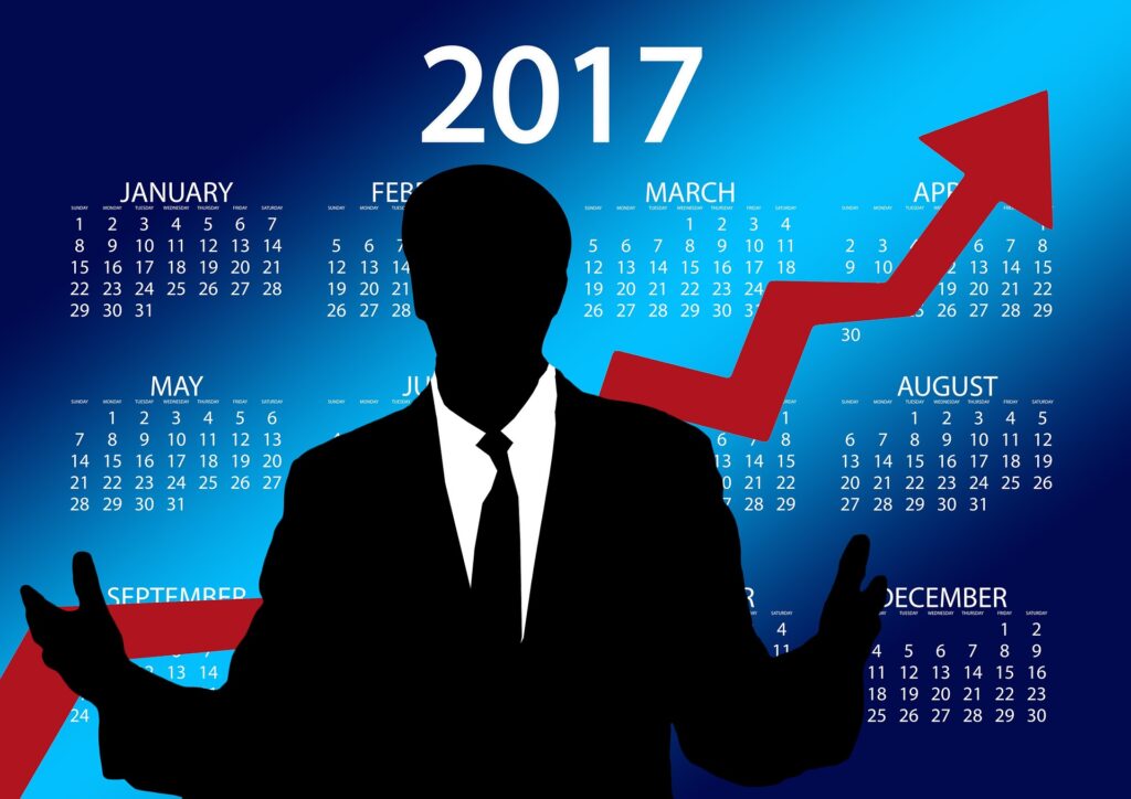 2017年のカレンダーと解説する男性。