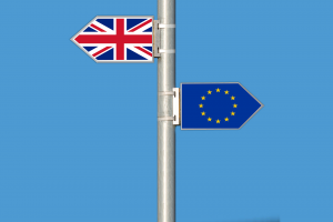 イギリスの国旗とEUの旗