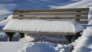 大雪の後のベンチに残る雪