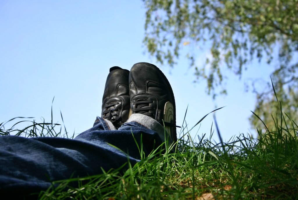 草原で寝転んでいる人の足