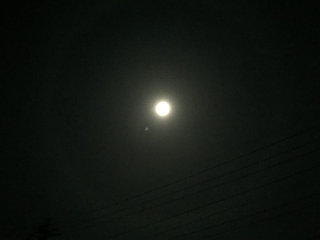 月の周りに光の輪（月暈）