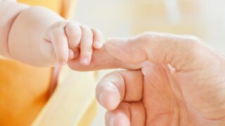 赤ちゃんの手と大人の手