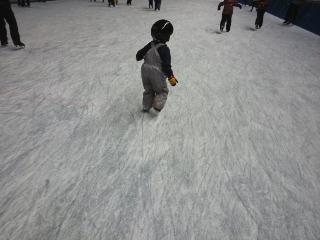 スケートをする子ども