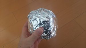 アルミホイルを手で丸めた状態