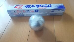 アルミホイルをカナヅチで叩いて球の形に