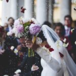 結婚式で祝福される夫婦