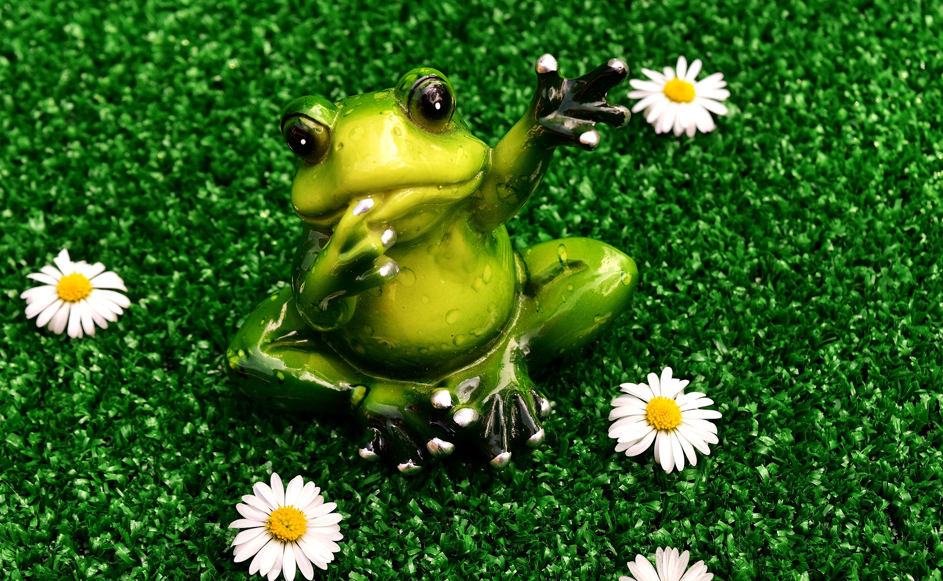 お別れの手を振るカエルの画像