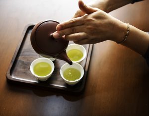 日本茶を淹れる写真