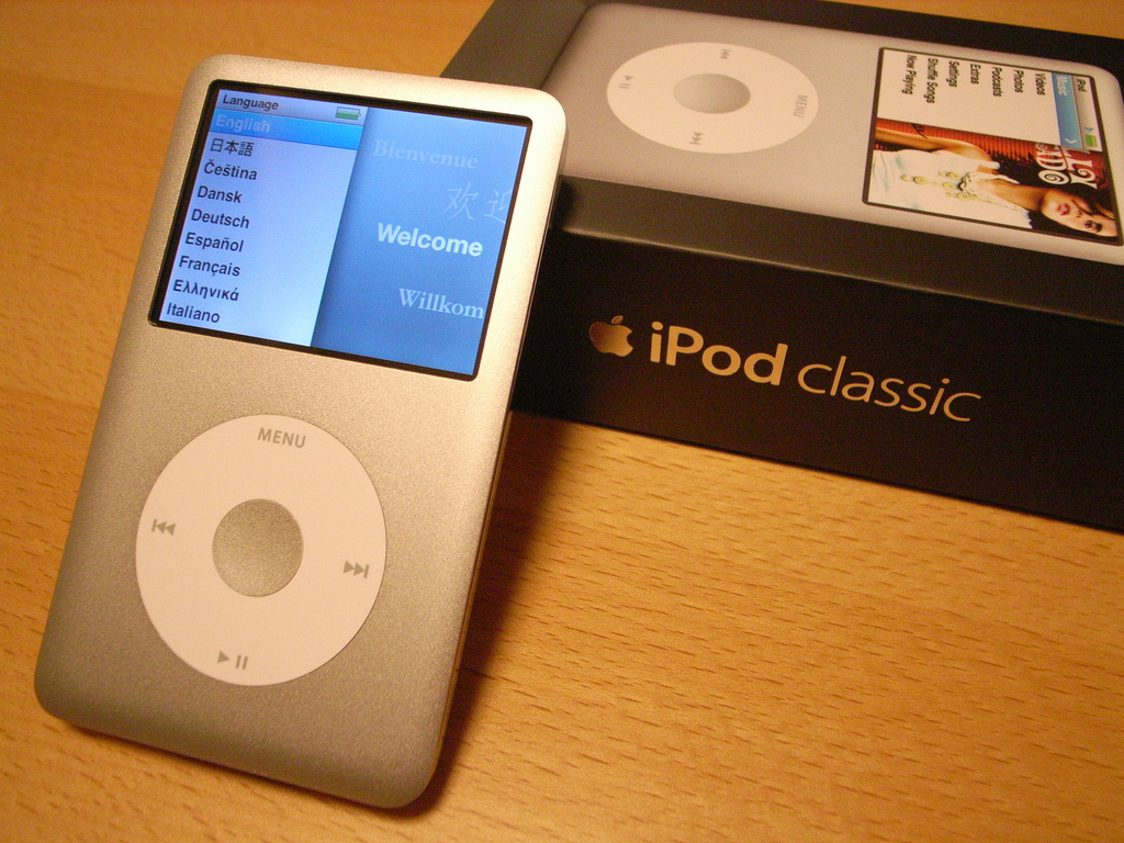 iPod classic（第6世代）の画像・ウィキペディアコモンズより引用