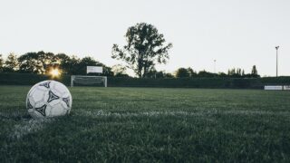 サッカーの試合で負けた後のグラウンドの画像