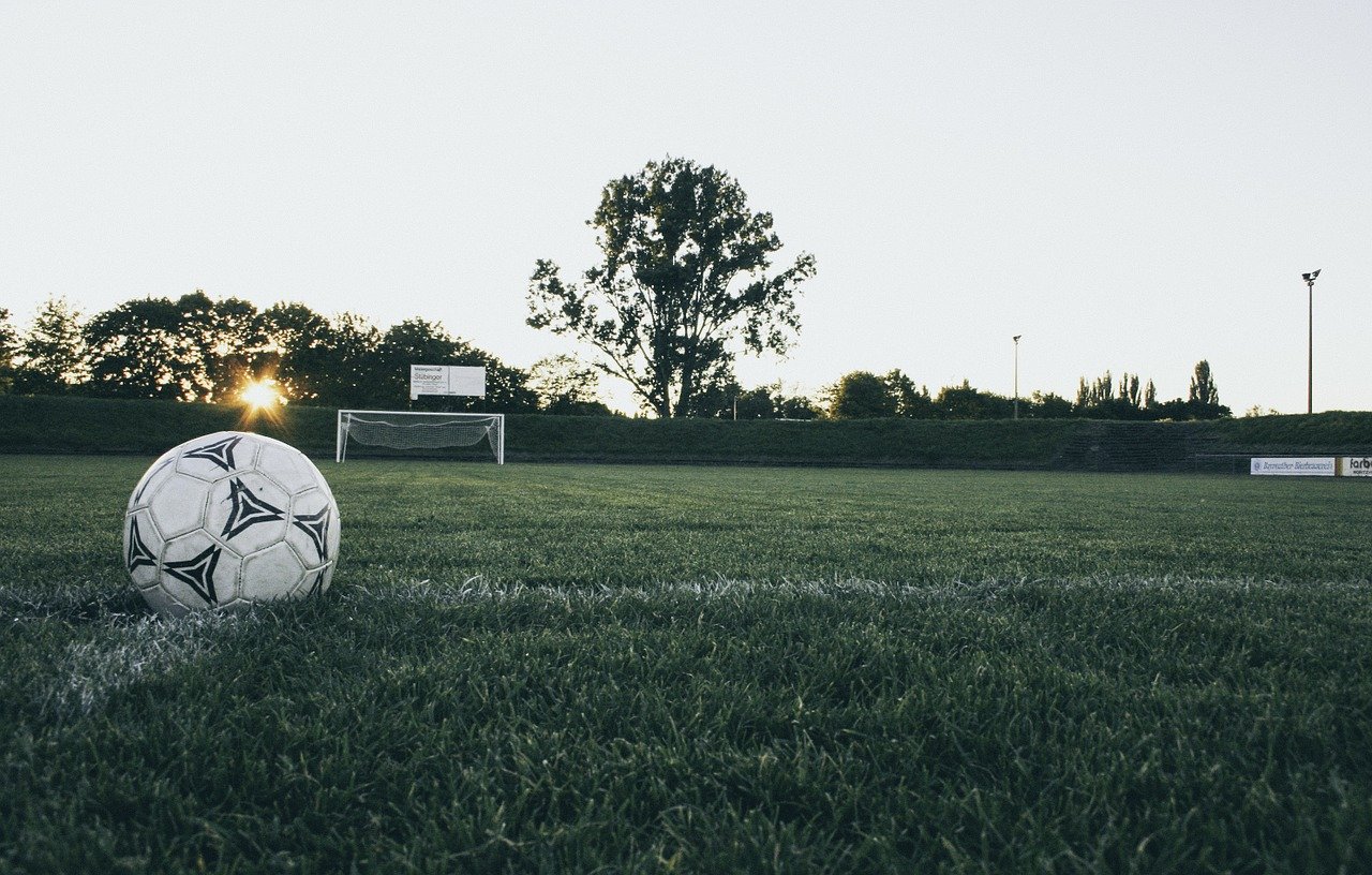 サッカーの試合で負けた後のグラウンドの画像