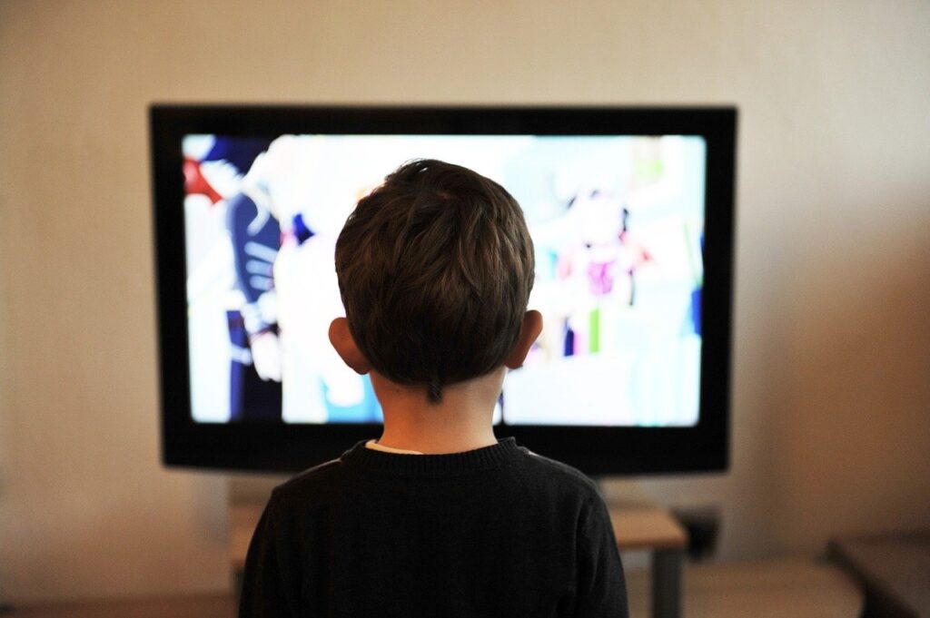 家でテレビを見る子どものイメージ画像