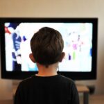 家でテレビを見る子どものイメージ画像