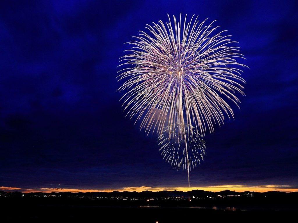 夜空の花火・花火大会のイメージ画像