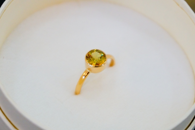 スフェーンの指輪・7月の誕生石・緑色と黄色があるが、輝きがとても強い宝石。ファイアがとても強い緑色の宝石。和名は、楔石。