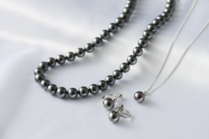 黒真珠のネックレス・イヤリング