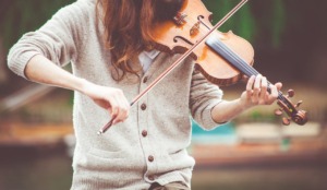 バイオリンを弾く人