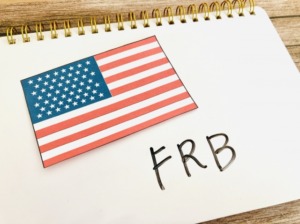 アメリカの国旗とFRBの文字