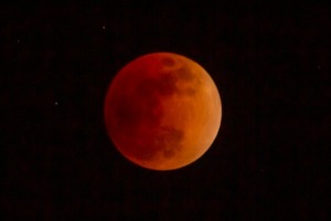 皆既月食で赤い（赤銅色）の満月