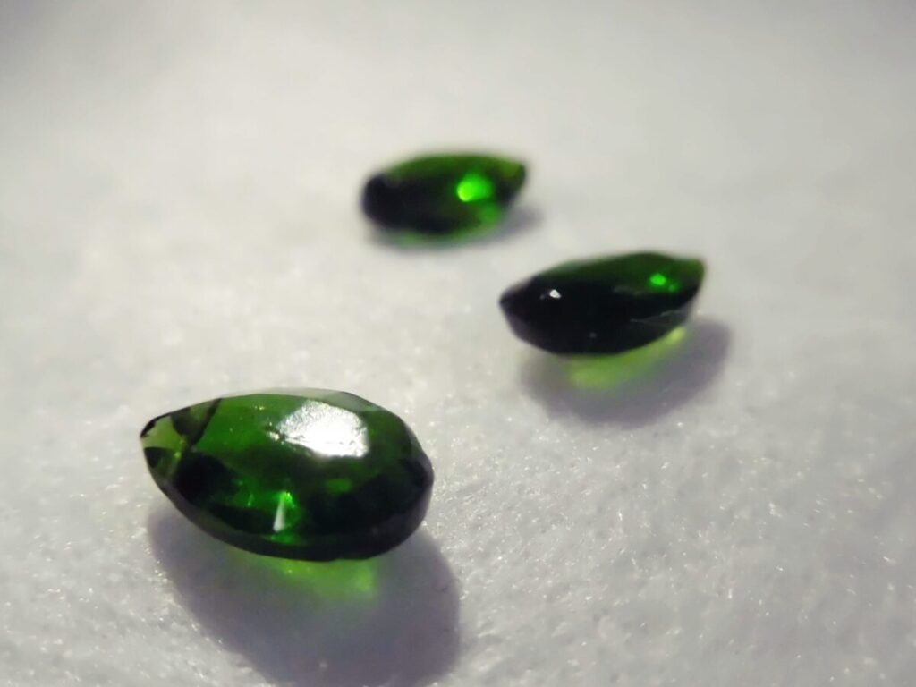 クロムダイオプサイトのルースの画像。深い緑色の宝石。ダイオプサイドの中でも、緑色のもの。和名は透輝石。