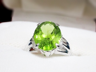ペリドットの指輪の画像・明るい緑色が魅力的な宝石で、夜会のエメラルドと呼ばれた。8月の誕生石のひとつで、緑色の宝石の中でも有名な宝石。鉱物名はオリビン・和名は橄欖石。