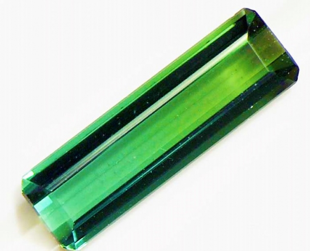 グリーントルマリンのルース。ドルマリンの中でも緑色のもの。ベルデライトとも呼ばれる宝石。トルマリンの和名は電気石。