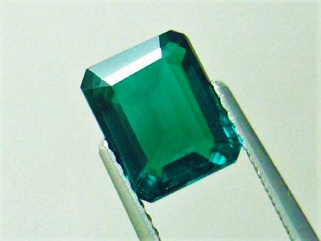 エメラルドのルースの画像・ピンセット・世界三大宝石のひとつで、緑色の宝石の代表。そして、カラーストーンを代表する宝石。和名は、翠玉・緑玉。