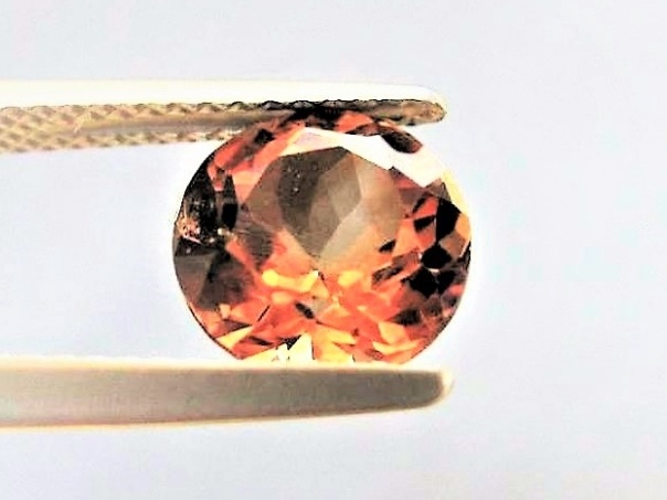 トリプライト（トリプル石）のルース画像。オレンジ色のボディーカラーで、カットされた宝石質のものはレア。
