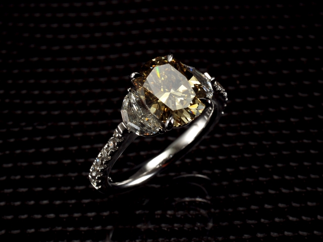 イエローダイヤモンドの指輪。ちょっとファイアが見える。