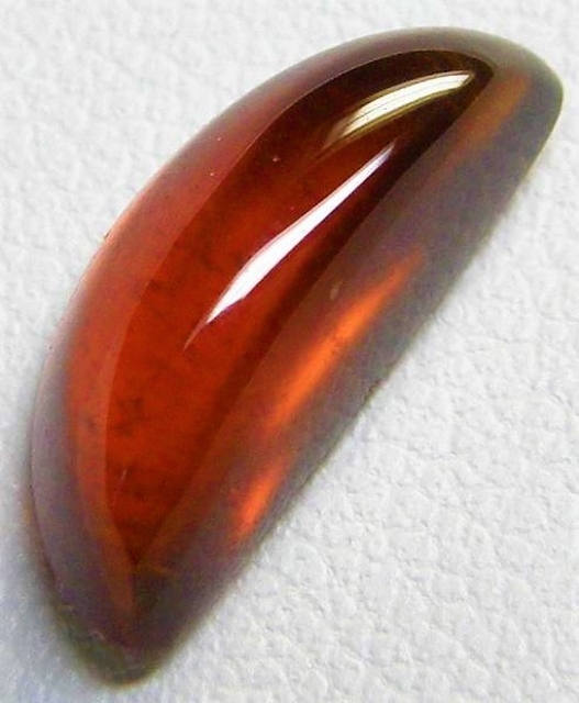 ヘソナイトガーネットのルース。ちょっと赤みのあるオレンジ色の宝石。ヘソナイトガーネットはグロッシュラーガーネットの亜種。