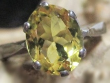 ヘリオドールの指輪を正面から見た画像・黄色い宝石が美しく輝く
