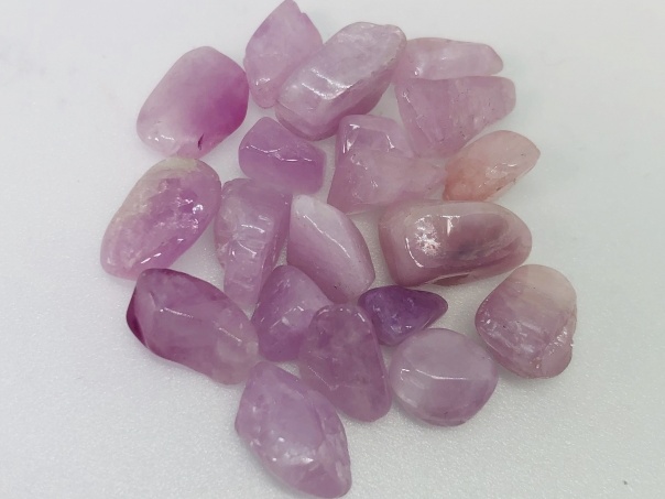 紫ピンクのクンツァイトの石・複数