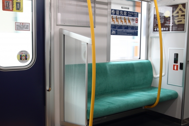 電車の優先席（シルバーシート）のイメージ画像
