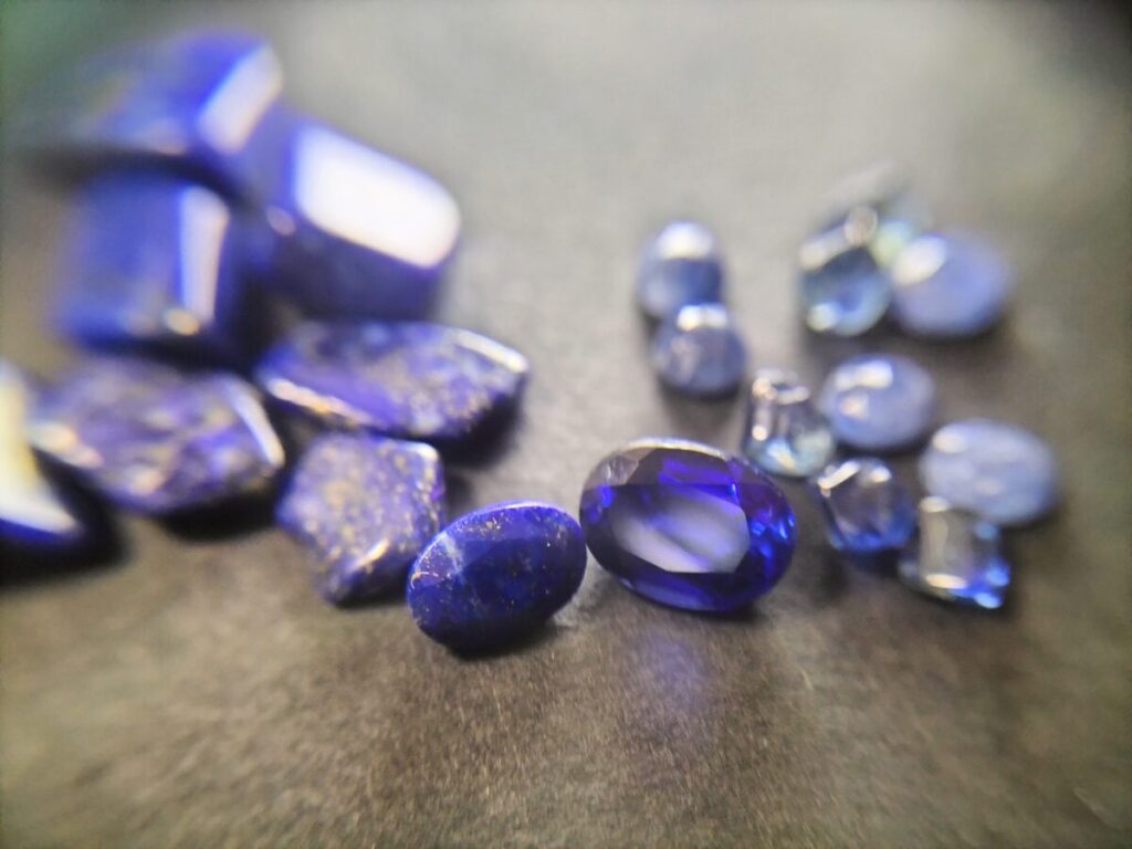ラピスラズリとサファイア　古代では青い宝石と言えばラピスラズリだった